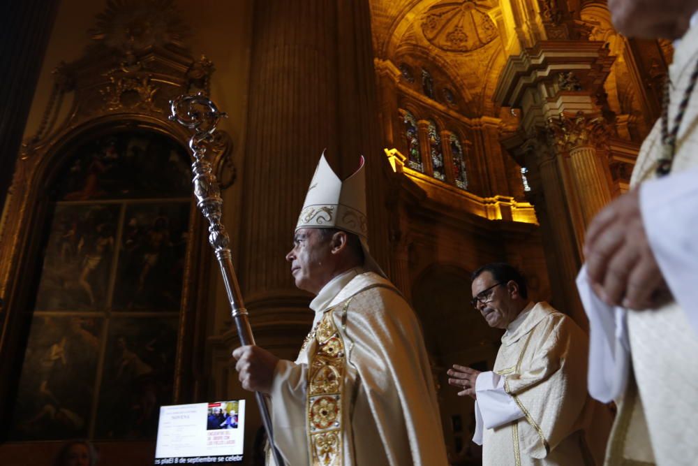 La salida procesional de Santa María de la Victoria desde la Encarnación hasta su Santuario cerró la anual novena dedicada a la imagen de la Patrona. En el cortejo de este 2019, junto al obispo de la Diócesis de Málaga, Jesús Catalá, estuvieron presentes el alcalde junto a personalidades del Consistorio y Junta de Andalucía