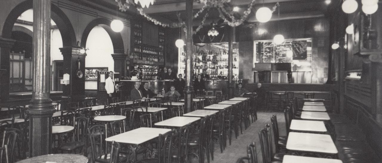El salón principal del café Moderno,tras su inauguración en 1903.