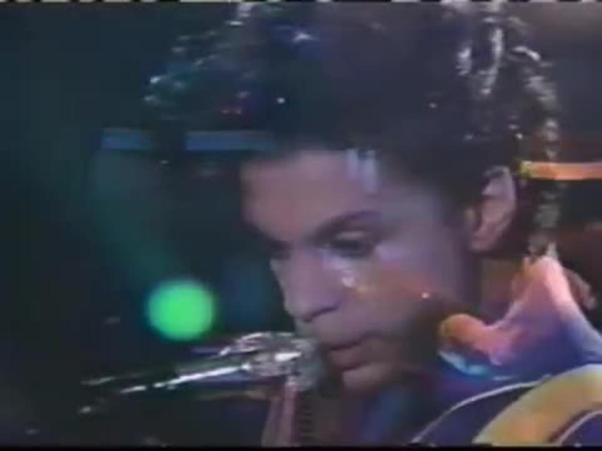 Prince canta ’Purple Rain’, a l’’Arsenio Hall Show’, el 1991