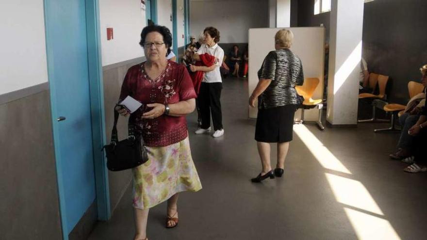 Pacientes una de las zonas de consultas en el ambulatorio de Lalín. // Bernabé/Javier Lalín