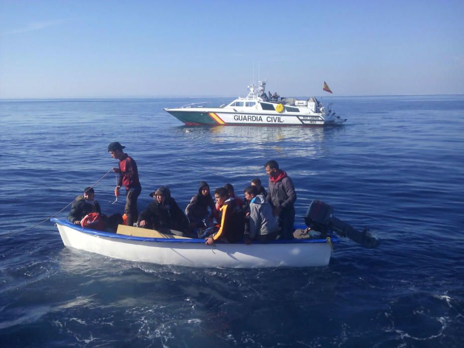 Rescate de 21 inmigrantes en dos pateras al sur de Torrevieja por parte del servicio marítimo de la Guardia Civil