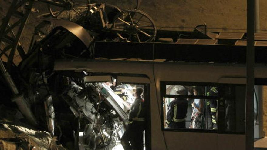 Un hombre de unos 35 años y una mujer joven han muerto hoy al chocar un tren de Metrosur con la topera.