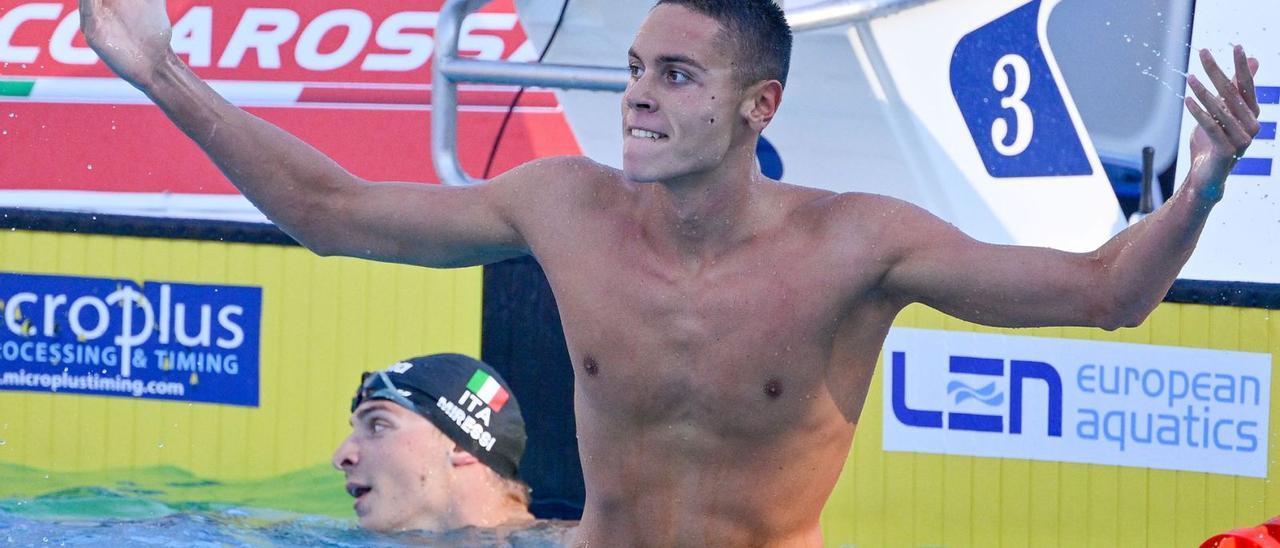 David Popovici celebra el récord del mundo batido en la final de 100 libres, ayer durante el Campeonato de Europa en Roma. |  // EUROPA PRESS