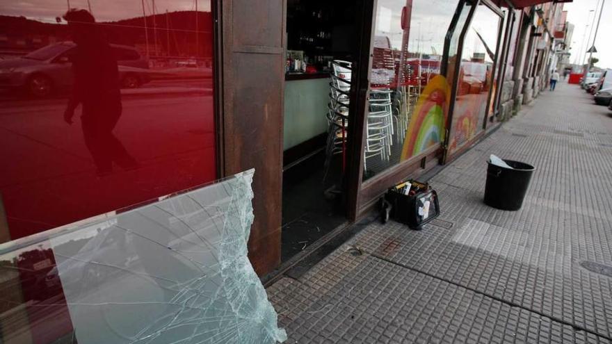 Los vándalos fracturan la cristalera de la cantina de la ría