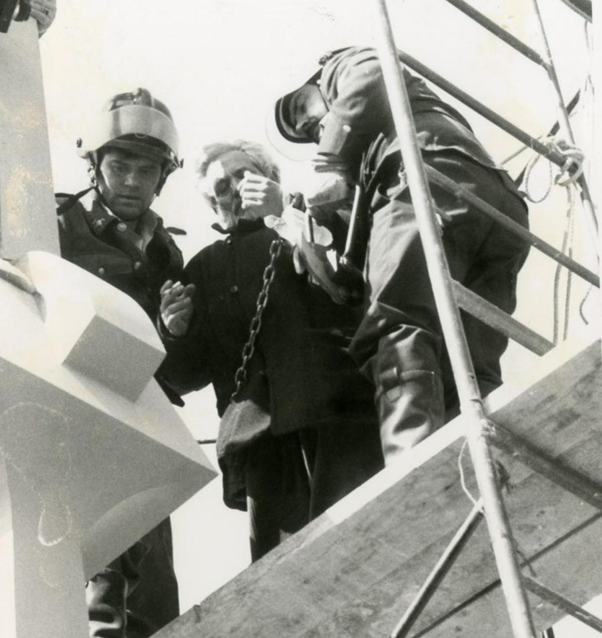 Encadenado a la Farola de La Marina en 1990. | NAVARRO