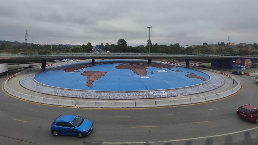 La "rotonda del mapamundi" de Siero, casi terminada