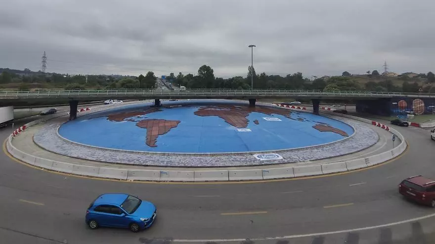 La "rotonda del mapamundi" de Siero, casi terminada