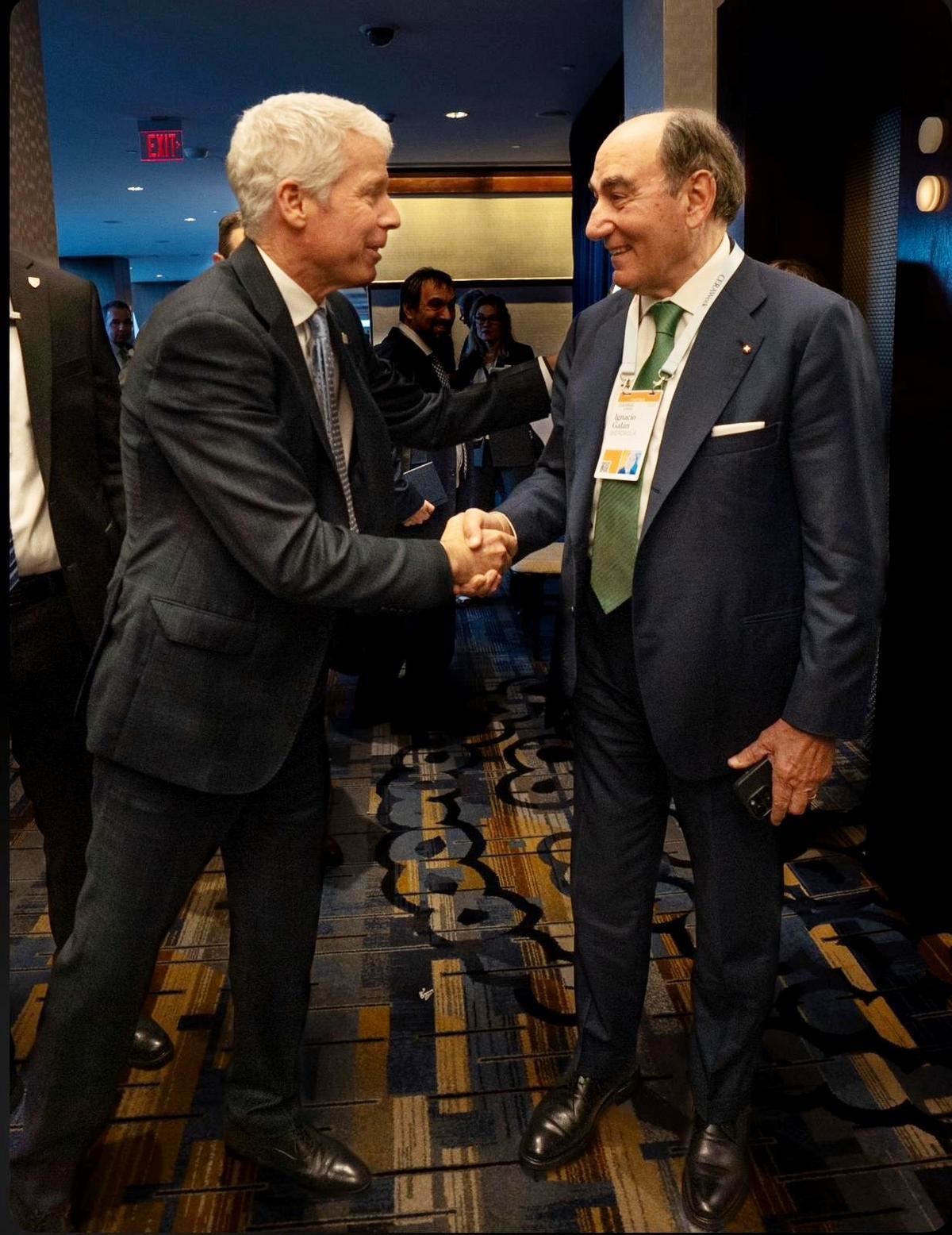 Ignacio Galán, presidente de Iberdrola (a la izquierda) junto al secretario de Energía e Interior de Estados Unidos, Chris Wright en la cumbre mundial de energía celebrada en Houston (Texas).