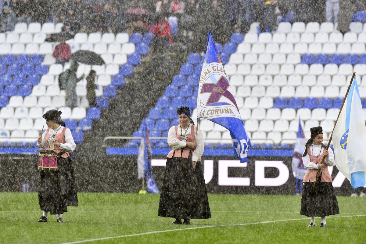 Victoria del Fabril: jugadores y afición celebran el 3-0 en Riazor Victoria del Fabril: jugadores y afición celebran el 3-0 en Riazor