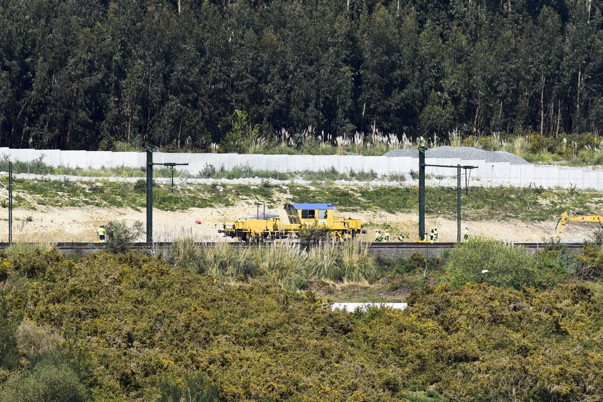 Obras en la conexión de la vía férrea al puerto exterior y el Eje Atlántico, en las proximidades de Pocomaco.