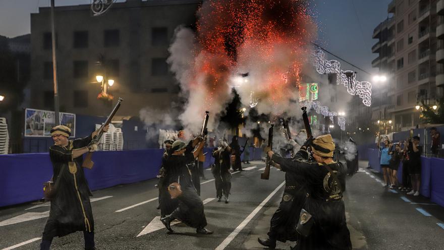 La pólvora abre paso a la fiesta en Orihuela