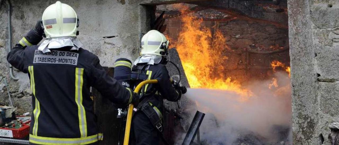 Incendio en una casa de Castro do Cabo (Cerdedo), que elevó la preocupación vecinal. // Bernabé / Javier Lalín