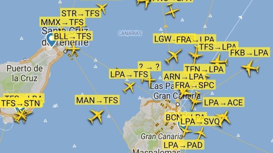 Situación de concentración de aviones sobrevolando el espacio aéreo canario que se produjo el domingo.