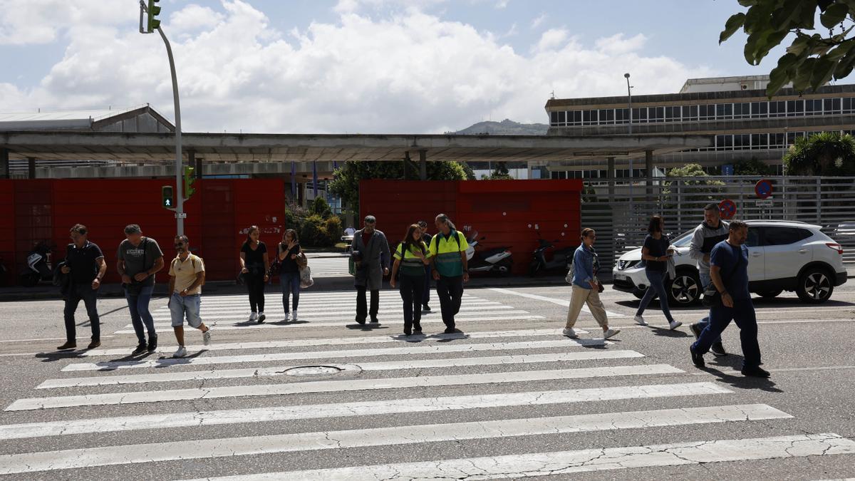 Trabajadores de Stellantis Vigo saliendo de la factoría de Balaídos.