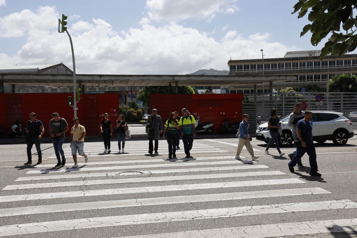 Trabajadores de Stellantis Vigo saliendo de la factoría de Balaídos.