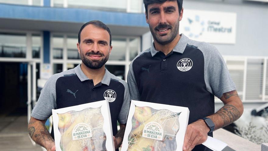 Los alumnos del Colegio Mestral de Ibiza reciben una visita muy especial de sus ídolos del balón