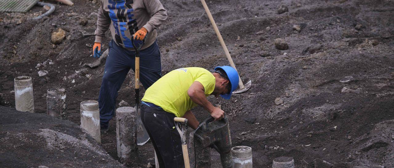 Dos trabajadores en una obra del Archipiélago.