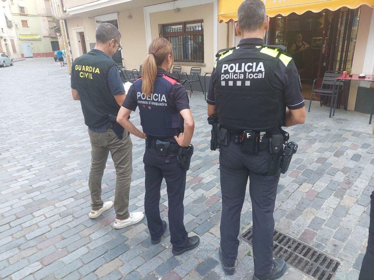 Un moment del dispositiu policial a la Bisbal