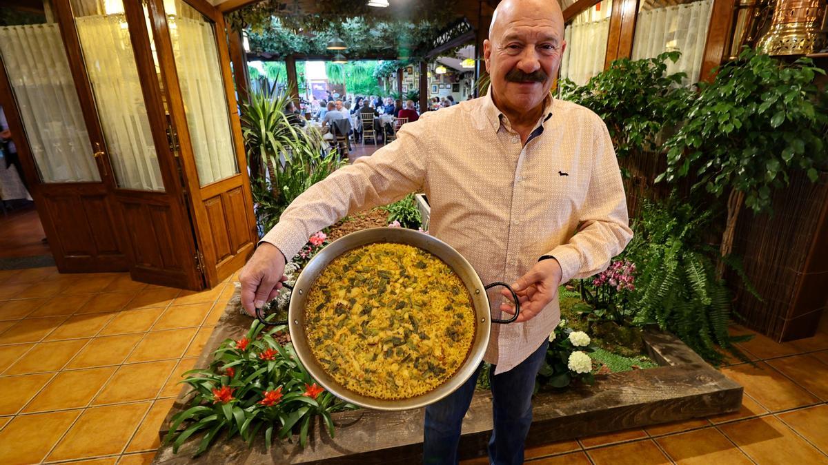 Lolo muestra orgulloso su «Arroz de bacalao y coliflor».