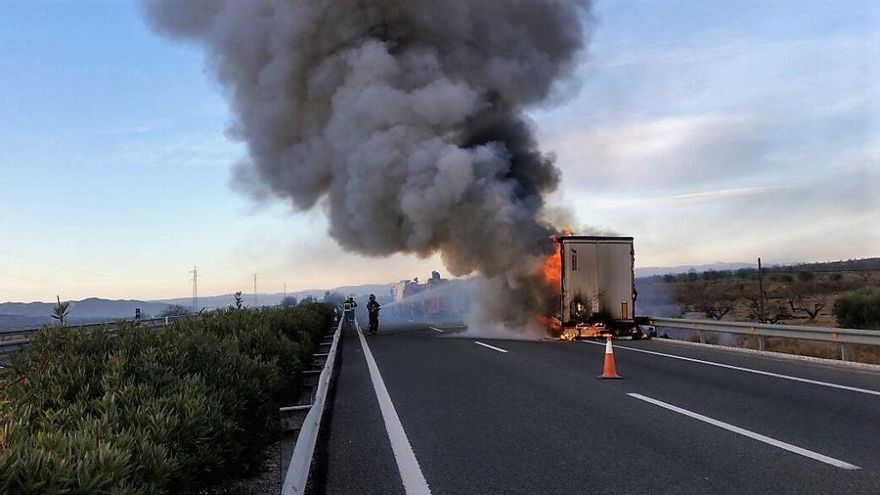 Un camión se quema en Puerto Lumbreras