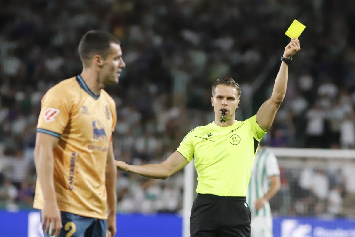 Muñiz Muñoz muestra una tarjeta amarilla en El Arcángel en el Córdoba CF-Racing de Santander de este curso.