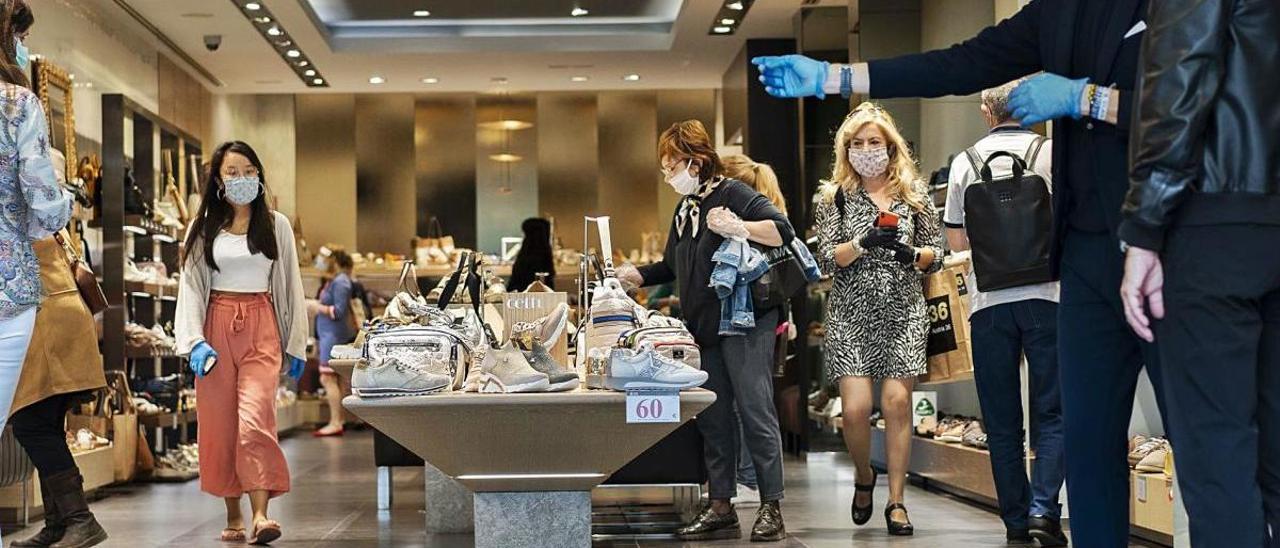 Un comercio de València, en la reapertura tras el confinamiento durante el estado de alarma.