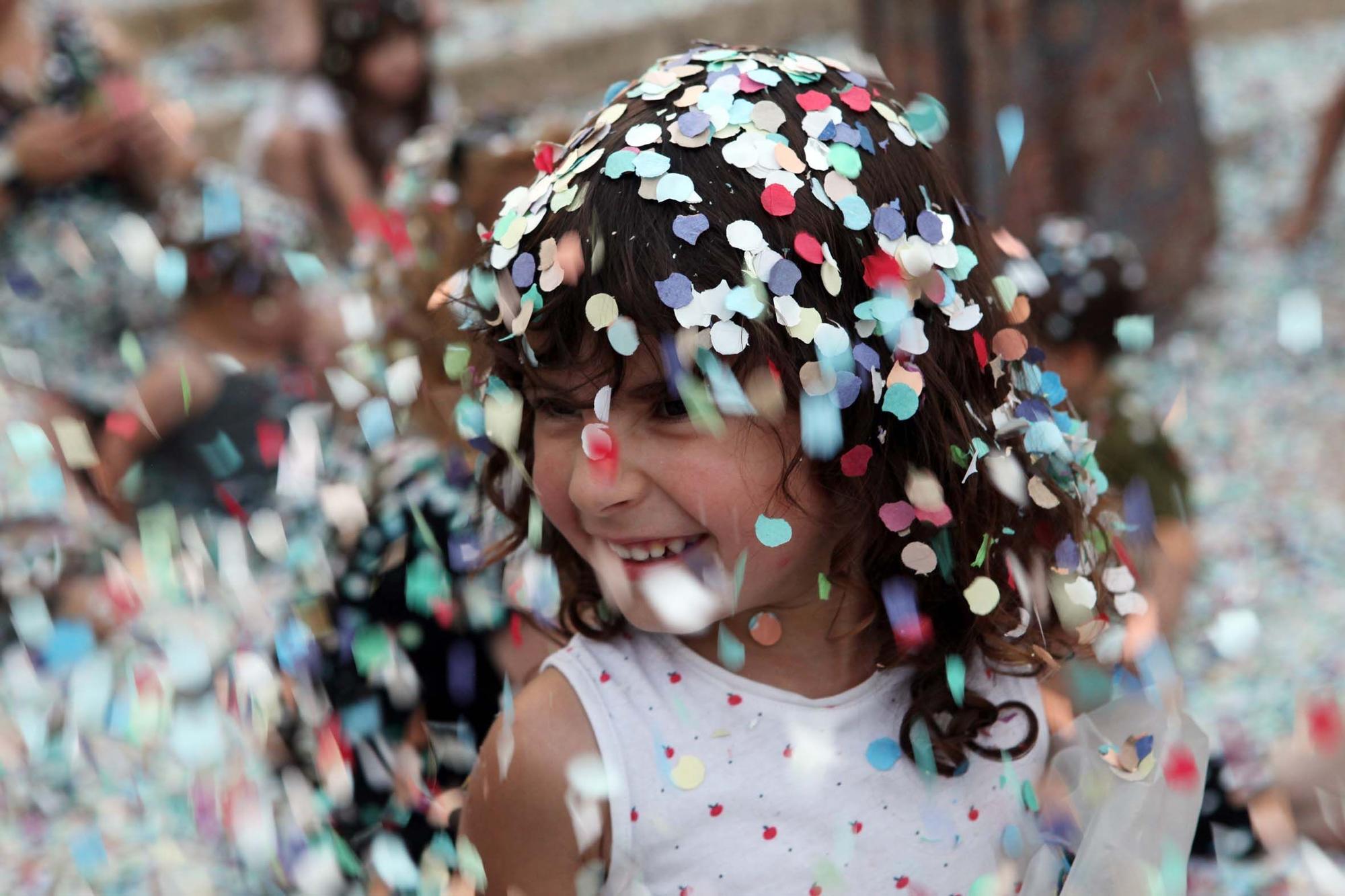 Pluja de confeti a la Festa Major Infantil de Sant Joan de Vilatorrada