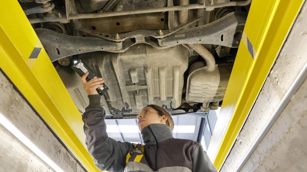 Una empleada de la ITV de Itevebasa en Montijo, donde todas las trabajadoras son mujeres.