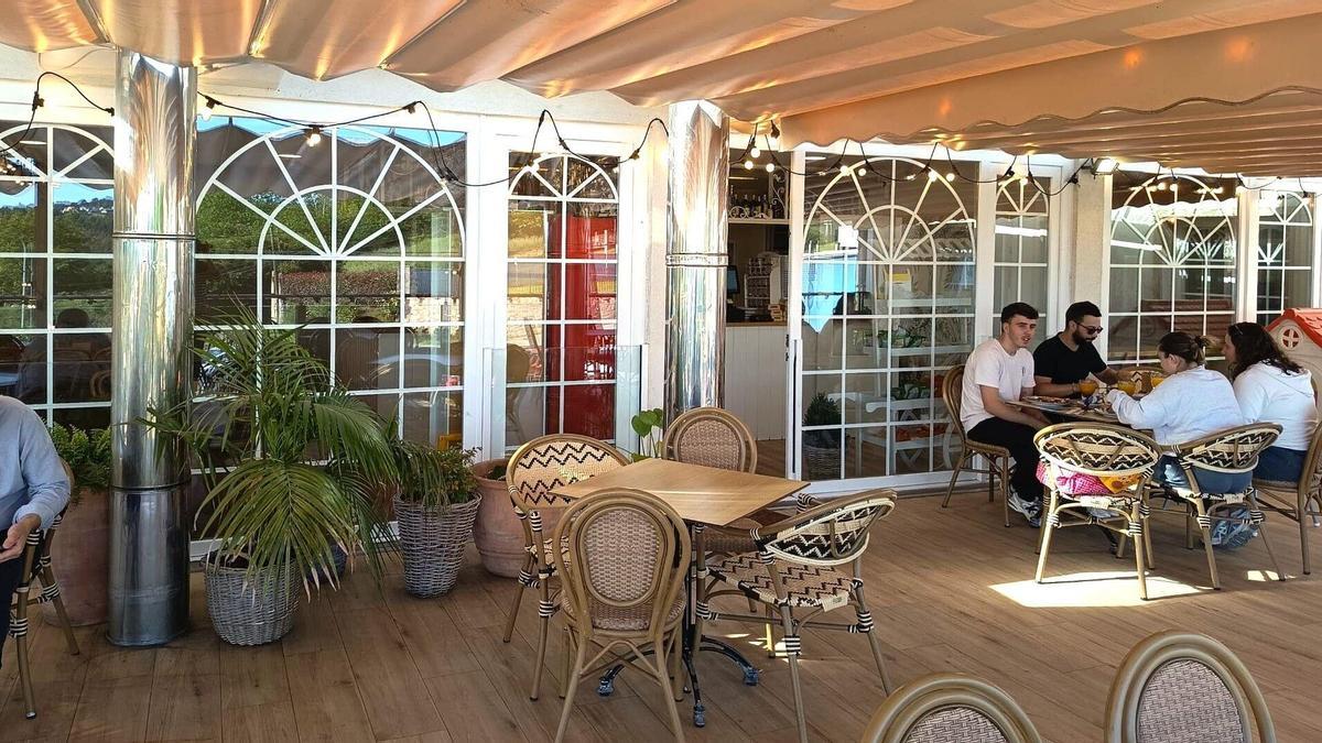 Una escapada dulce a 20 minutos de A Coruña: la terraza de Carral con repostería artesana y pan "de lujo" que conquista la comarca