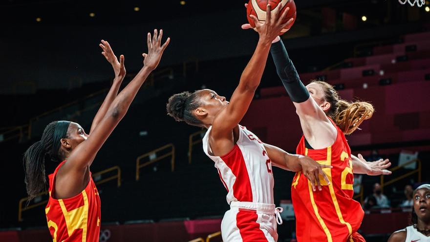 Laura Gil tapona a una jugadora de Canadá en el último partido de la primera fase