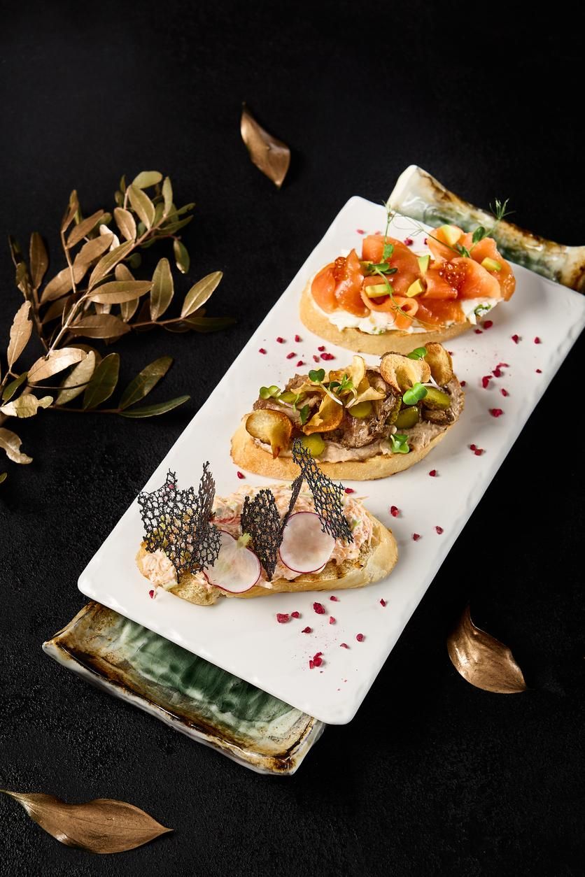 Un plato de tapas gourmet