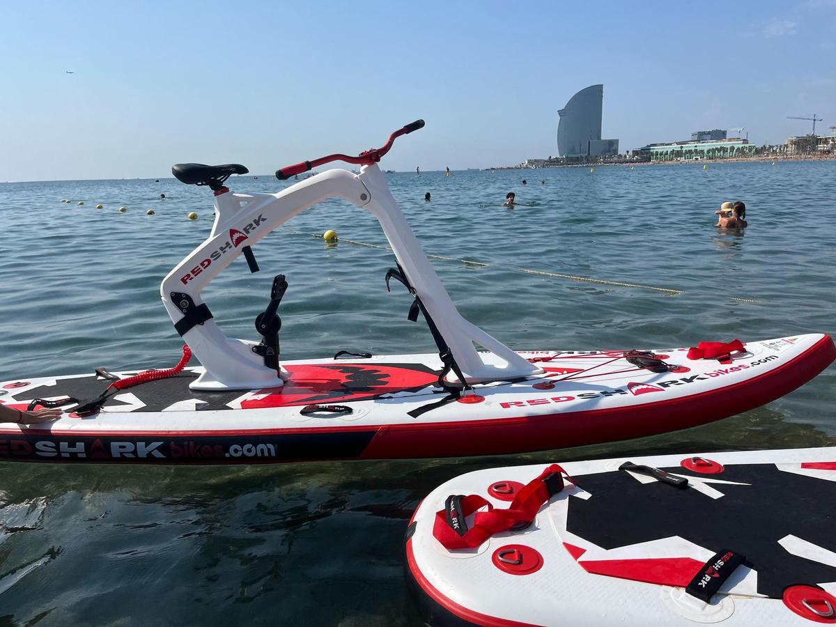 Bikesurf, las nuevas bicis acuáticas  surfean en la playa de la Barceloneta