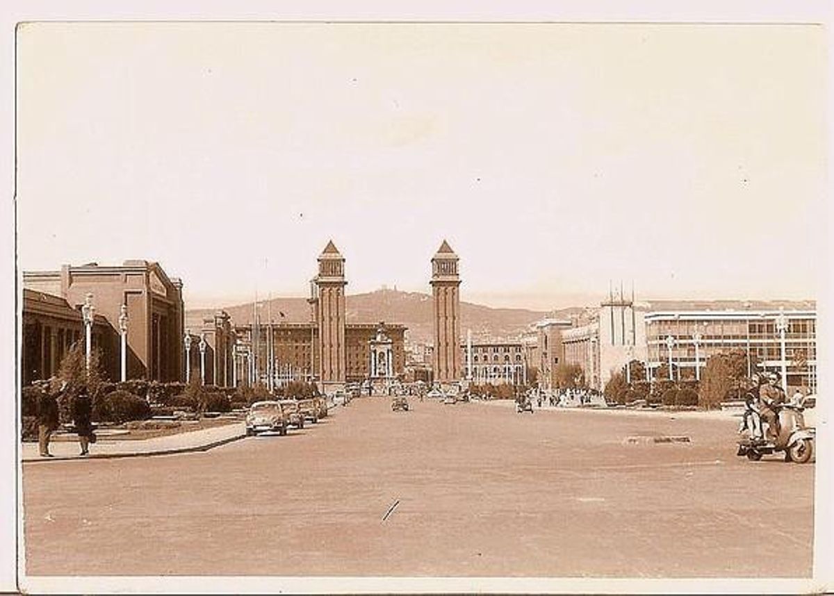 La avenida Maria Cristina, mirando hacia la plaza Espanya, el año 1963.