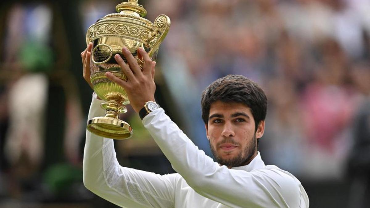 Un épico Alcaraz levanta la copa de Wimbledon.