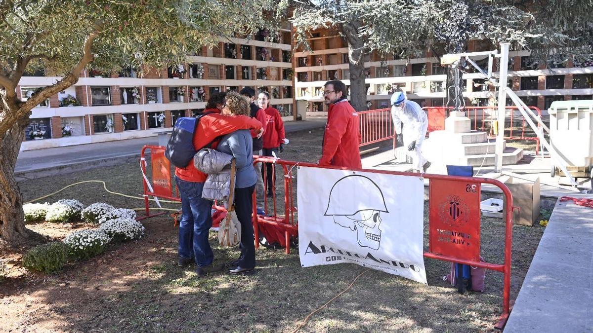 Encarna Pérez, nieta del represaliado José Pla, abraza al responsable de ArqueoAntro en el inicio de la exhumación en el cementerio de Vila-real.