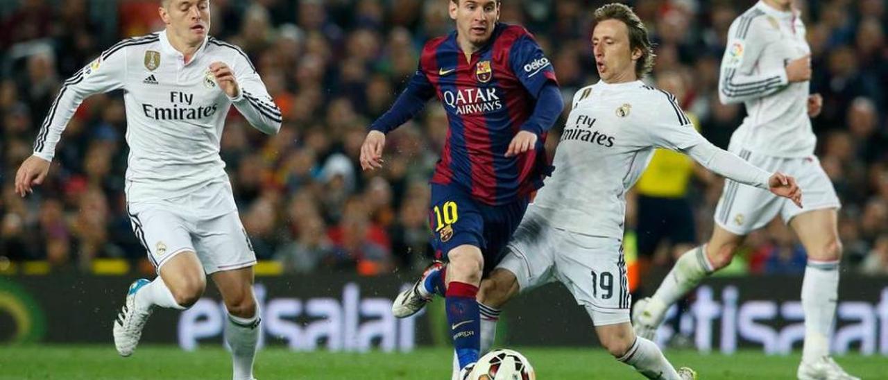 Messi supera a Modric y a Kroos, con Bale al fondo, en el Barcelona-Madrid de la pasada temporada.