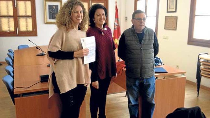 Los tres ediles del PP, ayer en el ayuntamiento.