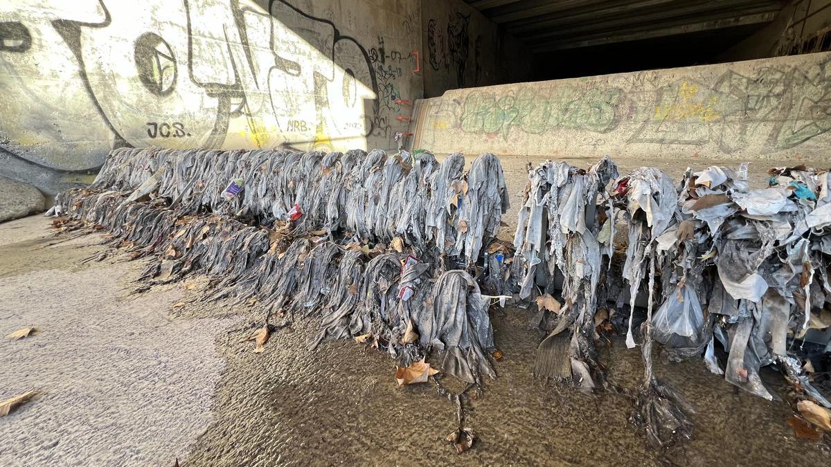 Sòlids atrapats en un sistema de retenció abans d'anar a parar al riu Cardener, a Manresa