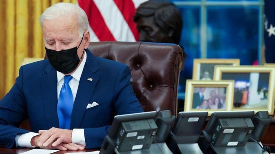 Joe Biden revisa la orden sobre inmigración antes de firmarla.