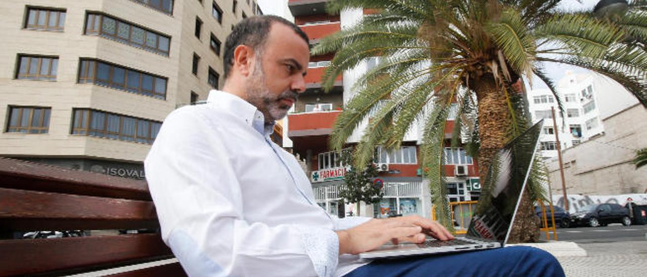 Joel León, con su ordenador portátil en un parque de Las Palmas de Gran Canaria.