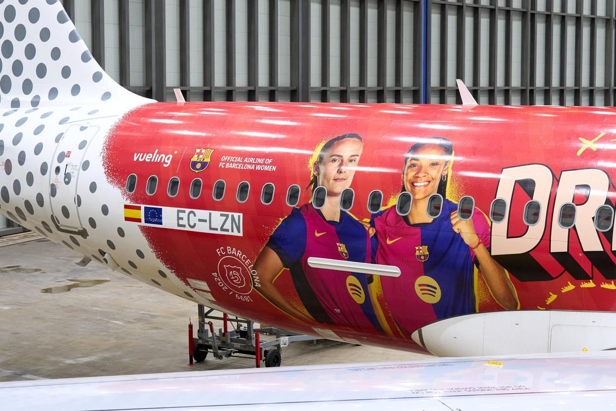 Avión de Vueling vinilado con las jugadoras del Barça