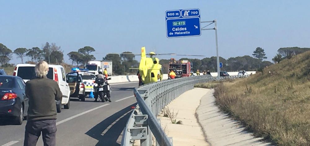 Un accident de trànsit talla l'A-2 a Caldes