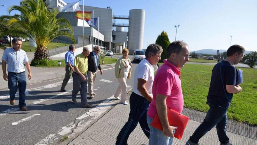 Un grupo de vecinos se reunió ayer ante el hospital de Montecelo para poner en marcha las nuevas campañas. // Gustavo Santos