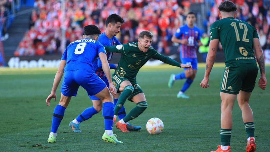 Loren Burón, del Real Murcia, durante el partido en Elda de la primera vuelta.  | PEPE VALERO