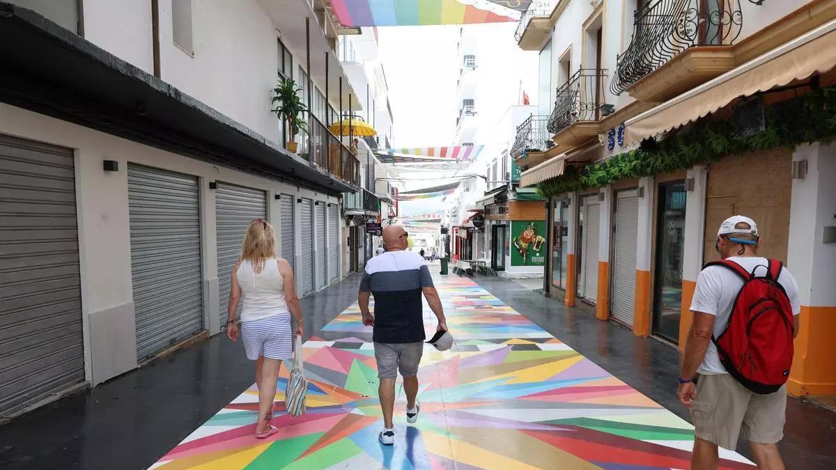 Imagen de la calle Santa Agnès con el mural de Okuda en el suelo el año pasado.