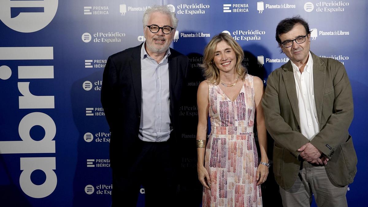 Alex Sàlmon, director de ‘abril’; Ainhoa Moll, directora editorial y adjunta a la Presidencia de Prensa Ibérica, y el escritor Javier Cercas.