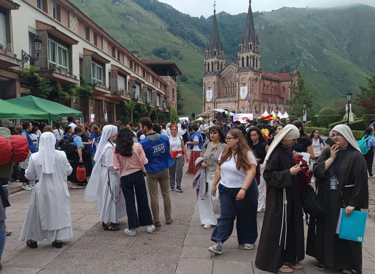 Una jornada mariana reúne en Covadonga a unos 1.700 jóvenes