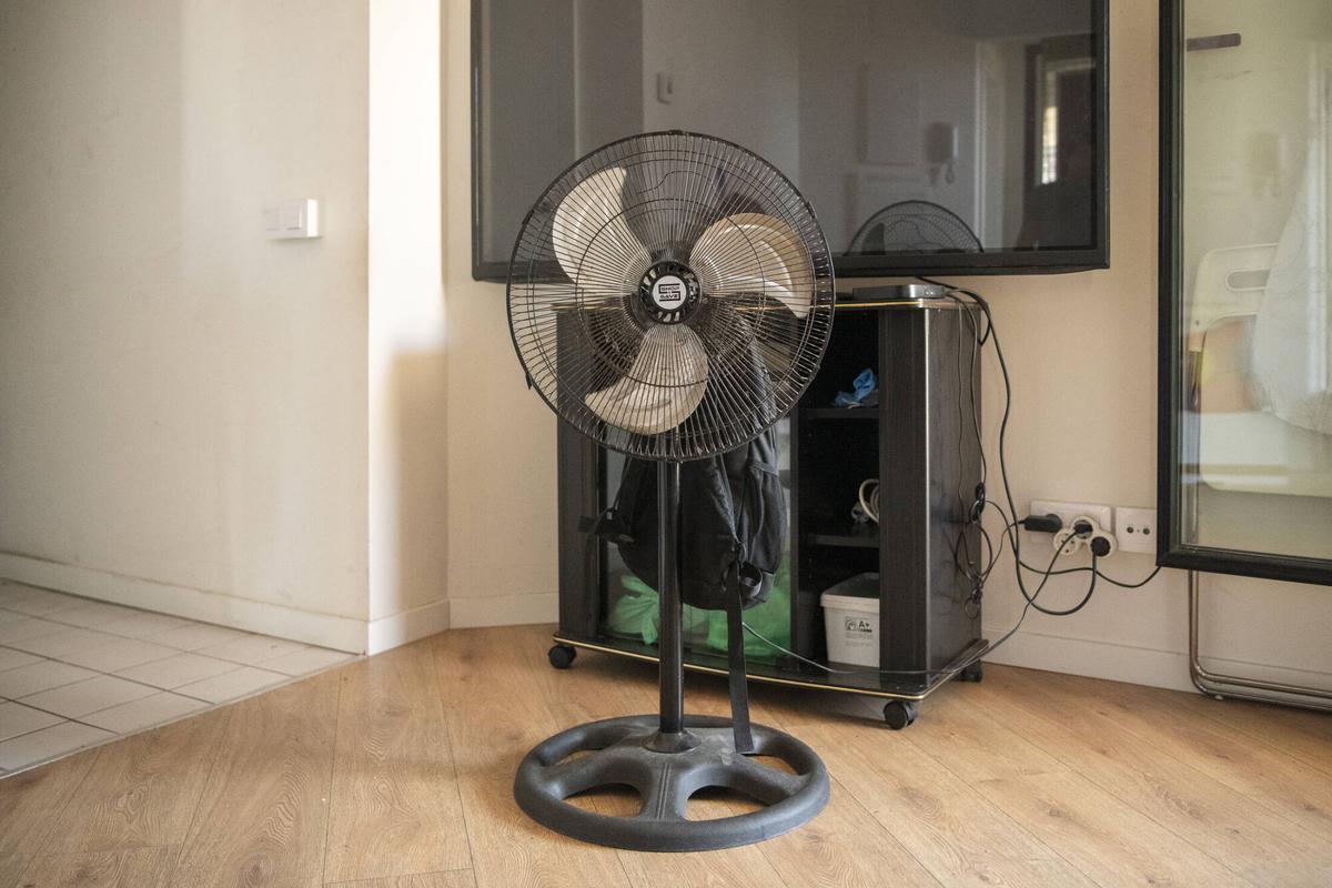 Ventilador en el salón de un piso del bloque de protección oficial Illa Glòries, que cuenta con climatización por aerotermia