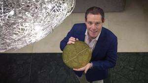El historiador Seb Falk, autor de la ‘Luz en la Edad Media’ con un astrolabio en sus manos, instrumento astronómico que aparece en su novela.