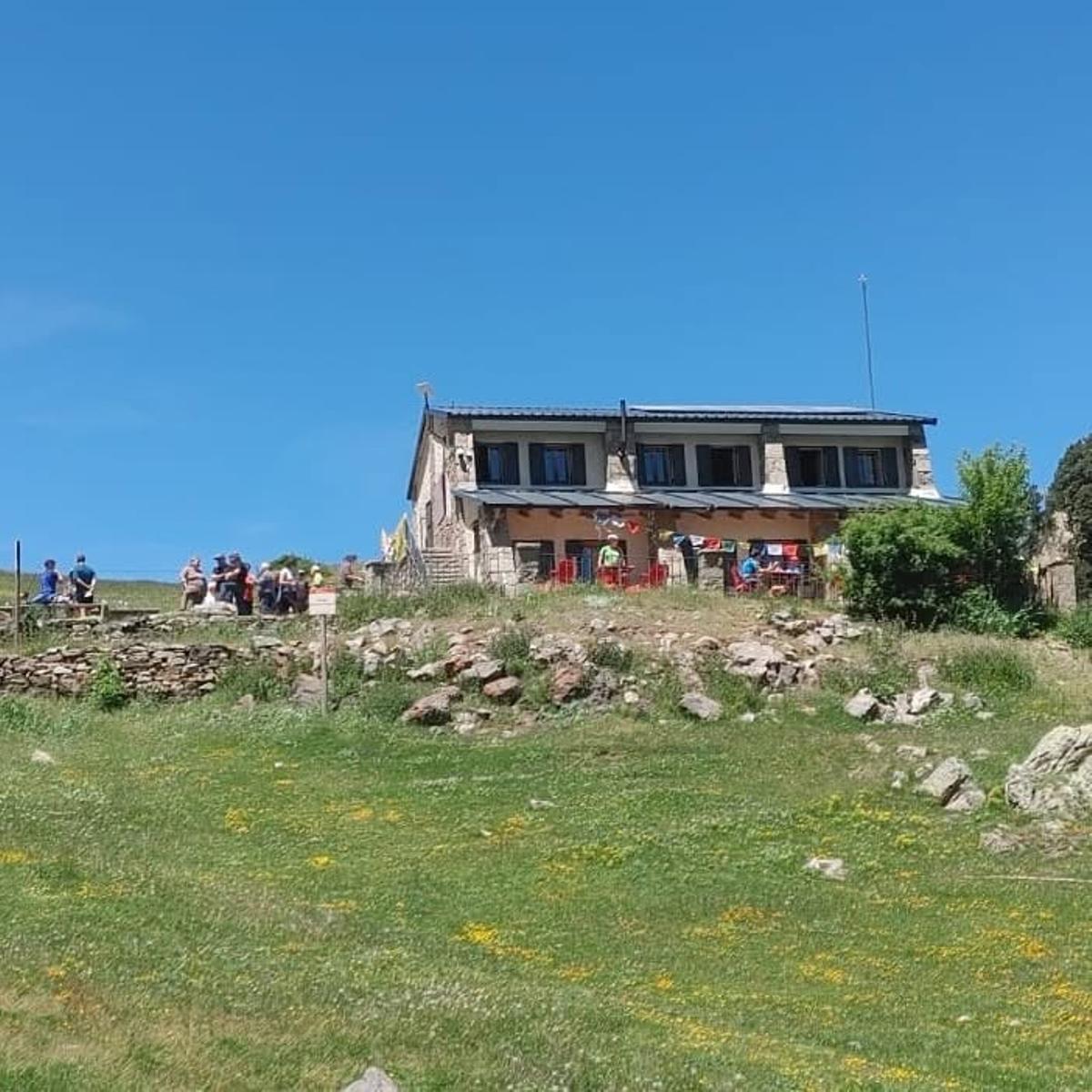 El refugi, a peu de la paret del Cadí